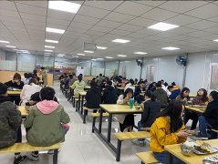 基地食堂可容纳百人就餐